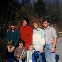 Wanda Sue Crawford Allen, son, daughters and grand children.jpg